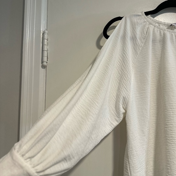 Calvin Klein Women's Medium Cold Shoulder White Blouse. Crushed Textured Fabric. - Picture 8 of 10